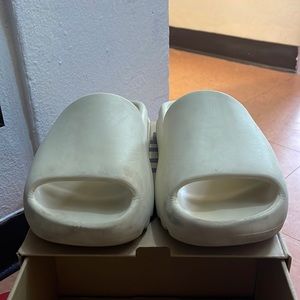 Used Yeezy slides ( BONE )